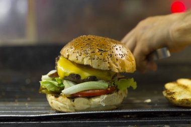 Kumru çörek üzerinde Türk bir sandviç var. Bu sokak gıda adını yakalı güvercin çevirir ve sandviç şekilden türetir. Sokak gıda.