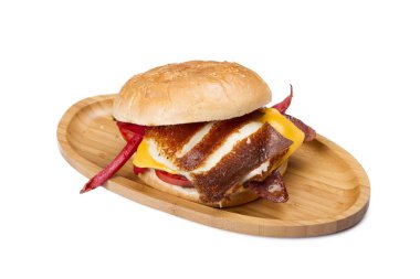 Burger kızarmış yumurta, peynir, sebze ve sosis ahşap tahta üzerinde Kapat