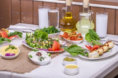 Tablo ayarı farklı ızgara yemekler et, balık ve sebze ile