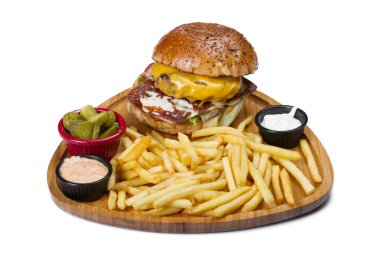 et, peynir, sebze ve patates kızartması ve soslar eşliğinde yumurta ile Burger yakın çekim