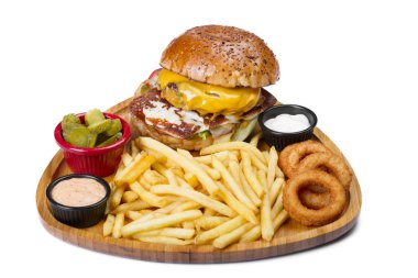 Burger yakın et, peynir, sebze, yumurta hizmet ile kızarmış patates ve yavru soğan halkaları 