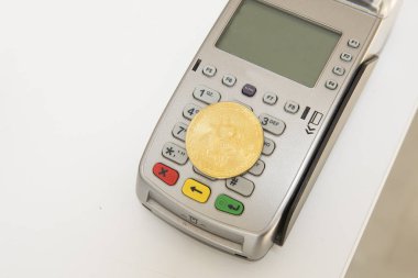 Altın bitcoin ve terminal sunucusu kapat