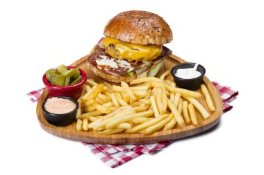 et, peynir, sebze ve patates kızartması ve soslar eşliğinde yumurta ile Burger yakın çekim