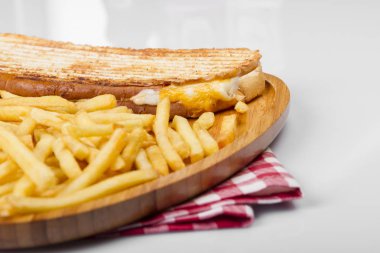 Panini patates kızartması ile servis yumurta ile yakın 