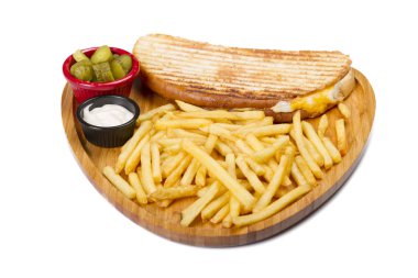 Panini ahşap kesme tahtası üzerinde patates kızartması ile servis yumurta ile yakın