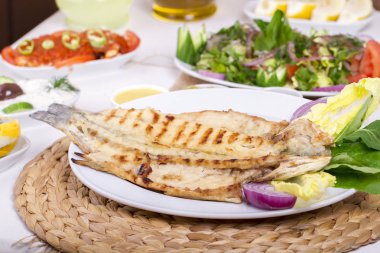 Tablo ayarı farklı ızgara yemekler et, balık ve sebze ile