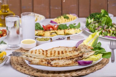 Tablo ayarı farklı ızgara yemekler et, balık ve sebze ile