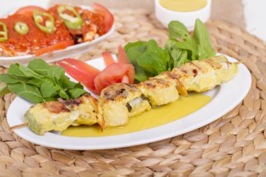 Tablo ayarı ile bush-kabak şaşlık salata ile servis