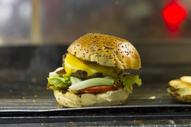 Kumru çörek, peynir, domates ve sosis ile genellikle Türk bir sandviç var. Bu sokak gıda adını yakalı güvercin çevirir ve sandviç şekilden türetir. Sokak gıda.