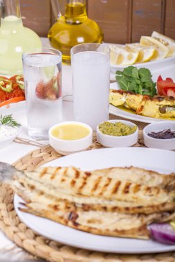 Tablo ayarı farklı ızgara yemekler et, balık ve sebze ile