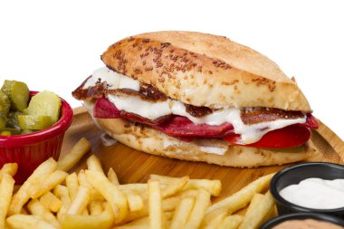 Burger kızarmış yumurta, sebze ve patates kızartması ve soslar eşliğinde sosis ile yakın çekim 