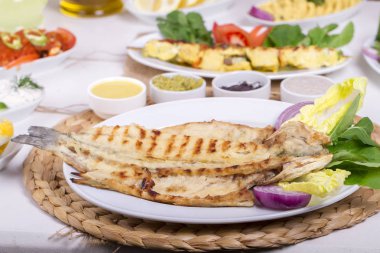 Tablo ayarı farklı ızgara yemekler et, balık ve sebze ile