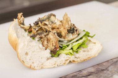 kızarmış balık ve salata beyaz tahta üzerinde yarıya topuz yakın çekim