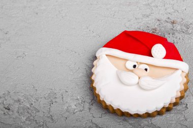 gri arka plan üzerinde Santa şeklinde şenlikli çerezleri kapatmak