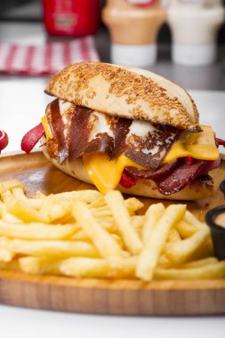 kızarmış yumurta, sebze ve patates kızartması ile servis sosis Burger yakın çekim