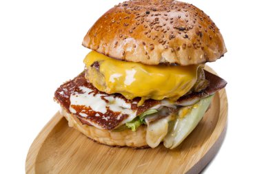 et, peynir, sebze ve yumurta ile Burger yakın çekim