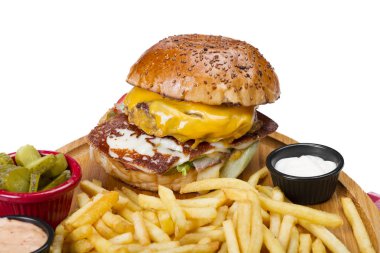 et, peynir, sebze ve patates kızartması ve soslar eşliğinde yumurta ile Burger yakın çekim