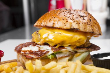 et, peynir, sebze ve patates kızartması ve sos ile servis yumurta ile Burger yakın çekim