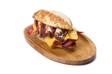 Burger kızarmış yumurta, peynir, sebze ve sosis ahşap tahta üzerinde Kapat