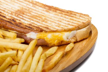 Panini patates kızartması ile servis yumurta ile yakın 