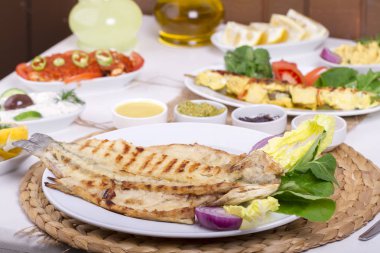 Tablo ayarı farklı ızgara yemekler et, balık ve sebze ile