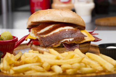 kızarmış yumurta, sebze ve patates kızartması ile servis sosis Burger yakın çekim