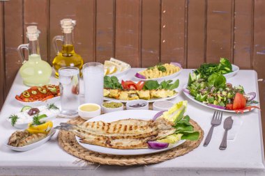 Tablo ayarı farklı ızgara yemekler et, balık ve sebze ile