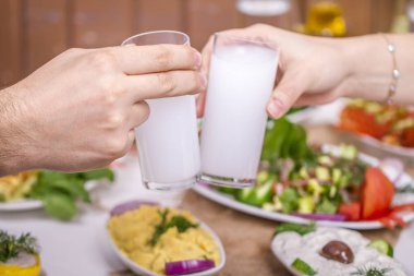 çift gözlük içecekler ile tutarak ve şerefe onlar farklı yemekler ile romantik akşam yemeği yapma