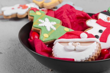 köknar, kardan adam ve Santa siyah kase şeklinde şenlikli çerezleri kapatmak