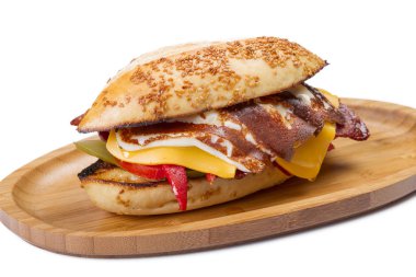 Burger kızarmış yumurta, peynir, sebze ve sosis ahşap tahta üzerinde Kapat