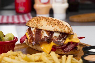 kızarmış yumurta, sebze ve patates kızartması ile servis sosis Burger yakın çekim