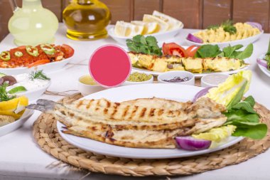 Tablo ayarı farklı ızgara yemekler et, balık ve sebze ile