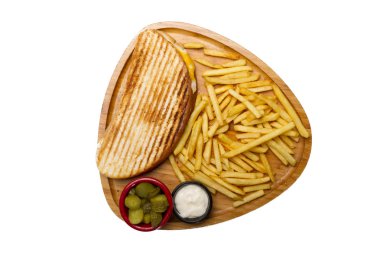 Panini ahşap kesme tahtası üzerinde patates kızartması ile servis yumurta ile yakın