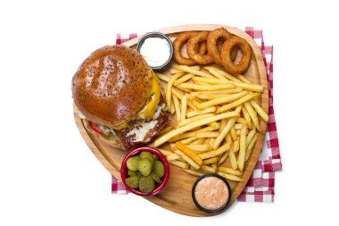 üstten görünüm et, peynir, Sebze Burger yumurta kızarmış patates ve fry soğan ile servis daire 