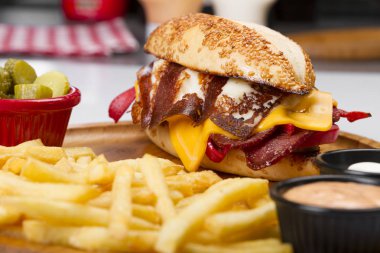 kızarmış yumurta, sebze ve patates kızartması ile servis sosis Burger yakın çekim