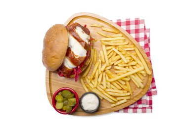 kızarmış yumurta, sebze ve patates kızartması ile servis sosis Burger üstten görünüm