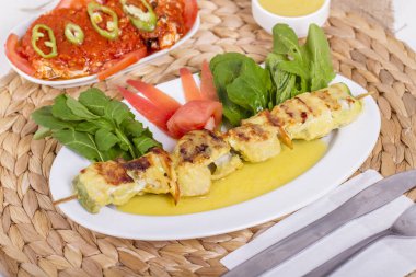 Tablo ayarı ile bush-kabak şaşlık salata ile servis