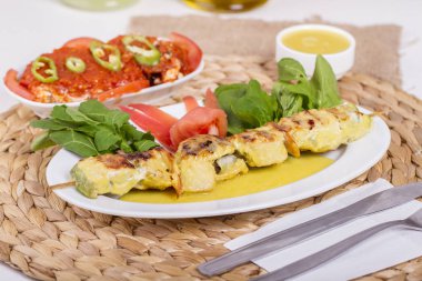 Tablo ayarı ile bush-kabak şaşlık salata ile servis