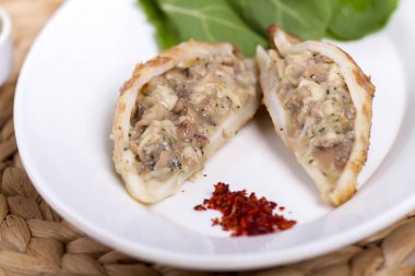 Kızarmış doldurma calmar beyaz tabakta, yakın çekim