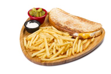 Panini ahşap kesme tahtası üzerinde patates kızartması ile servis yumurta ile yakın