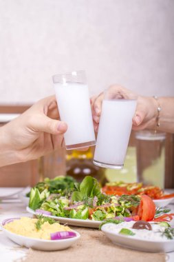 çift gözlük içecekler ile tutarak ve şerefe onlar farklı yemekler ile romantik akşam yemeği yapma