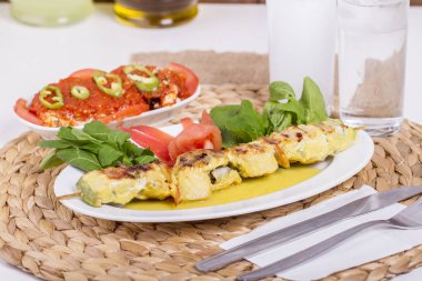 Tablo ayarı ile bush-kabak şaşlık salata ile servis