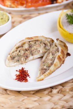 Kızarmış doldurma calmar beyaz tabakta, yakın çekim