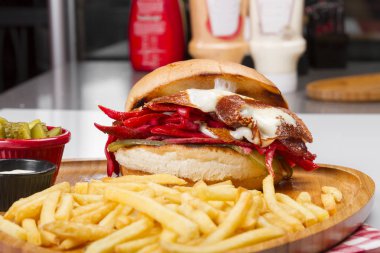 kızarmış yumurta, sebze ve patates kızartması ile servis sosis Burger yakın çekim