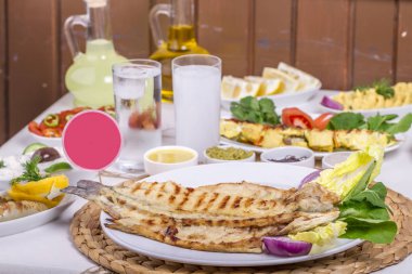 Tablo ayarı farklı ızgara yemekler et, balık ve sebze ile