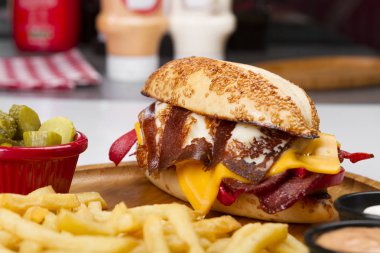 kızarmış yumurta, sebze ve patates kızartması ile servis sosis Burger yakın çekim