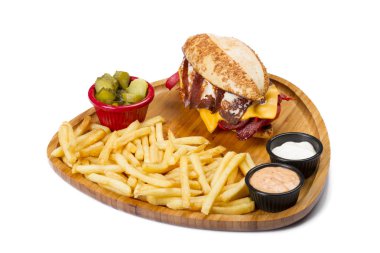 kızarmış yumurta, sebze ve patates kızartması ile servis sosis Burger yakın çekim