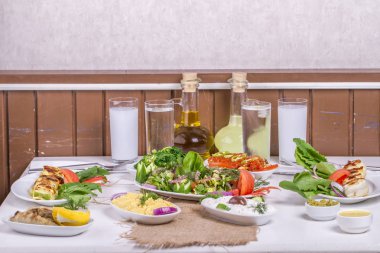 Tablo ayarı farklı ızgara yemekler et, balık ve sebze ile