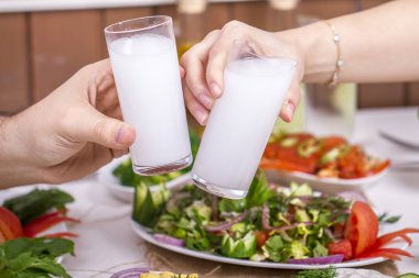 çift gözlük içecekler ile tutarak ve şerefe onlar farklı yemekler ile romantik akşam yemeği yapma