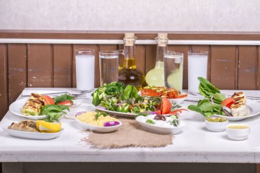 Tablo ayarı farklı ızgara yemekler et, balık ve sebze ile